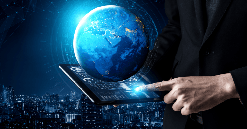 Persona che interagisce con un tablet da cui emerge un globo digitale, simbolo del mercato digitale italiano in crescita.