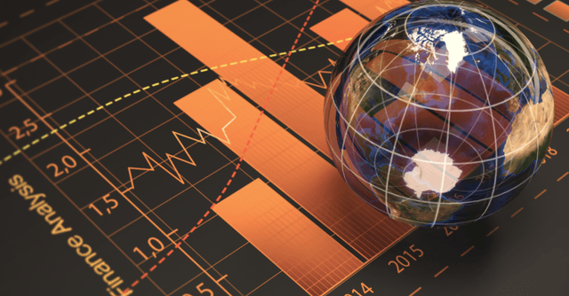 Globo trasparente su grafico finanziario con barre e linee di trend, simbolo di crescita internazionale e analisi economica.