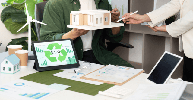 Manager in ufficio che analizzano strategie ESG per affrontare la crisi climatica