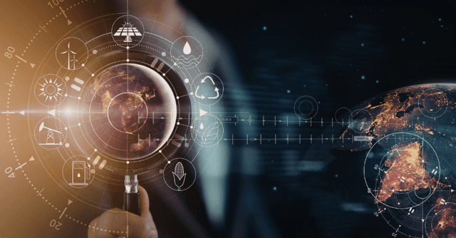 Made in Italy 2030: Illustrazione digitale del pianeta Terra con sovrapposizioni grafiche futuristiche, icone di energia, sostenibilità e industria.