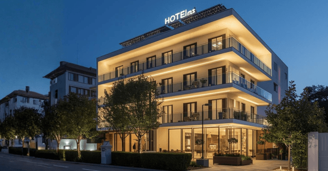 Hotel moderno e sostenibile, esempio di struttura riqualificabile tramite il Fondo Turismo 2026 con interventi di digitalizzazione ed efficienza energetica.